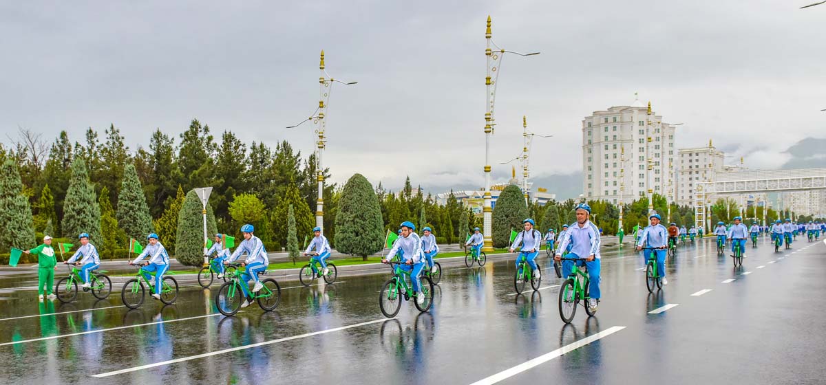 Президент Сердар Бердымухамедов принял участие в массовом велопробеге